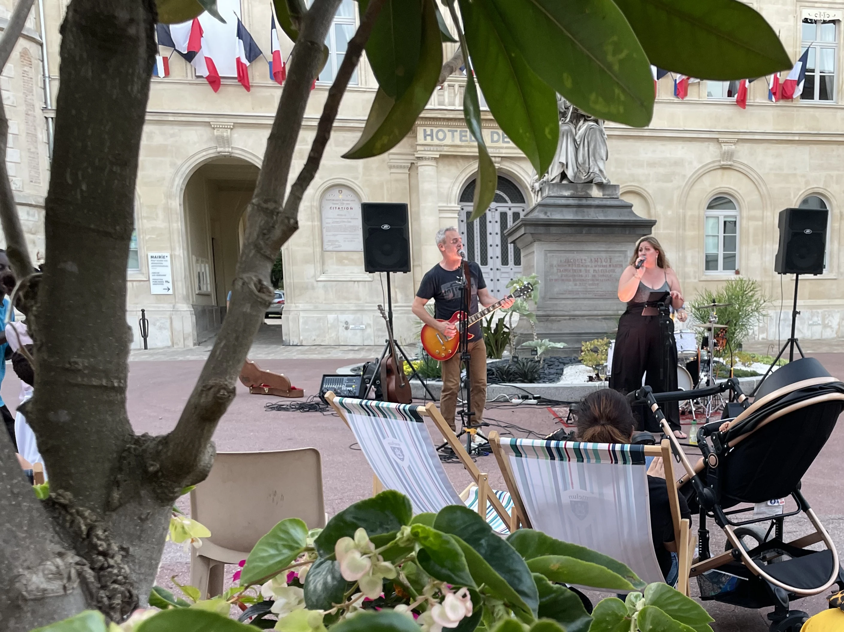 At Last en concert extérieur